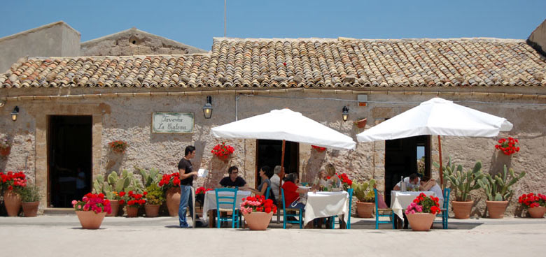 Al fresco dining, Sicily