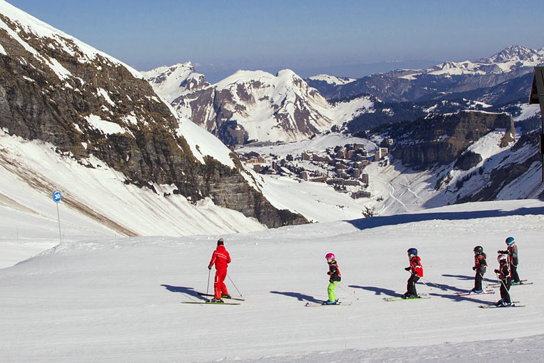 Instructor leading kids on a blue run into Avoriaz