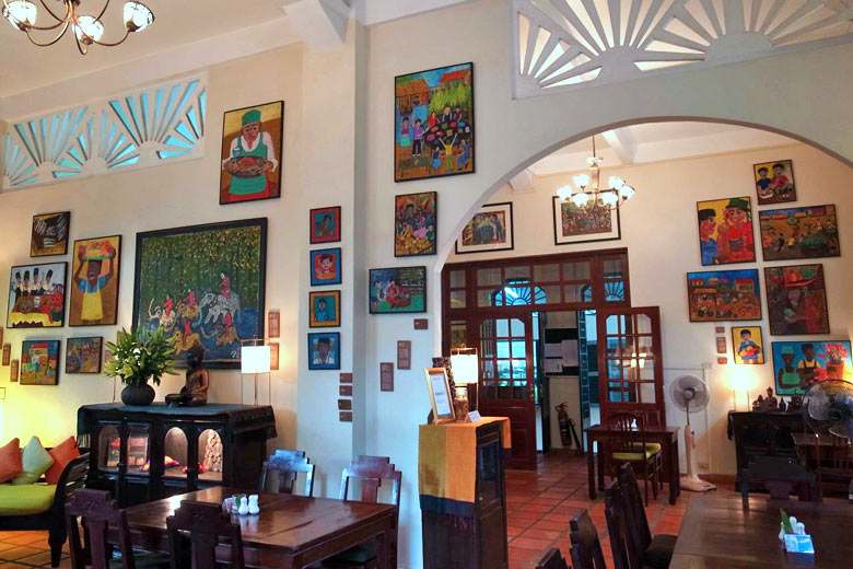 Interior of Romdeng Restaurant, Phnom Penh, Cambodia © kazu - Yahoo! Japan