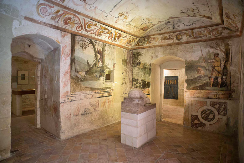 Palazzo Pomarici with frescoes of hunting scenes