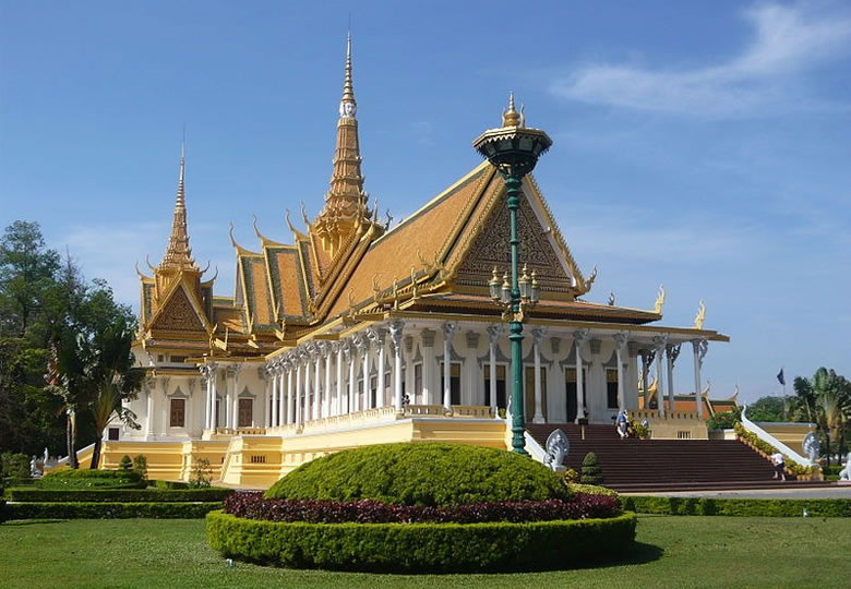 The Royal Palace, Phnom Penh, Cambodia © Arnaud-Victor Monteux - Wikimedia Commons