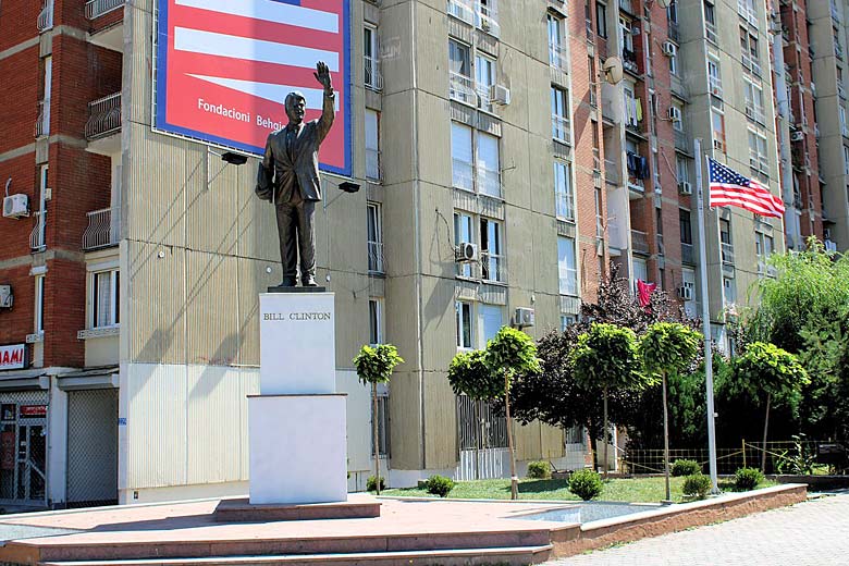 Statue of Bill Clinton in Pristina