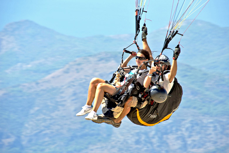 Adrenaline seekers tandem paragliding