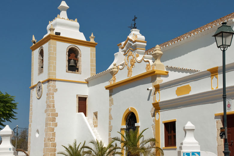 The church in Alvor, Algarve © malcapone - Fotolia.com