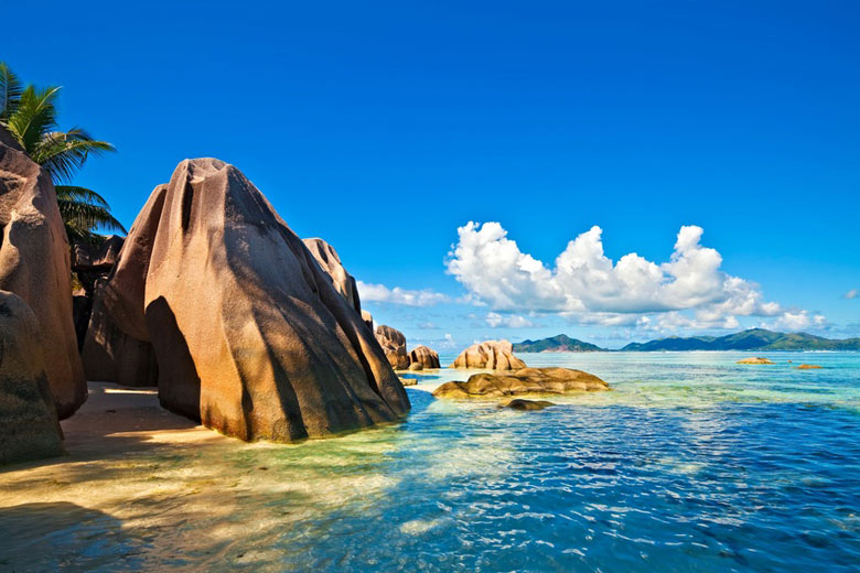 Les Seychelles en avril © Malbert - Fotolia.com "name =" Les Seychelles en avril © Malbert - Fotolia.com "/>
	
 
<figcaption>Les Seychelles en avril © Malbert – Fotolia.com</figcaption></figure>
<p>Mille milles au sud des Seychelles, <strong>Maurice</strong> – qui se trouve à seulement 20 ° de l'équateur – connaît des températures diurnes dans les années vingt, sept heures de soleil et une température de la mer d'environ 27 ° C, ce qui en fait la destination idéale pour des vacances à la plage exotiques.</p>
<p><strong>Californie</strong> est une autre destination de vacances populaire où le temps est généralement très ensoleillé et assez chaud pendant la journée pour sortir sans manteau en avril.</p>
<p>Dans <strong>LA</strong>Vous pouvez vous attendre à 10 heures d’ensoleillement et à des températures diurnes à partir de 20 ans, bien qu’il puisse faire un peu froid la nuit, alors préparez-vous.</p>
<p>Que vous recherchiez une petite pause printanière ou des vacances de Pâques reposantes au soleil, avril est le moment idéal pour partir à la découverte de destinations proches ou lointaines.</p>
<p>Assurez-vous de consulter les dernières offres de voyage et les dernières réductions pour savoir si nous proposons une offre spéciale pour vous emmener, vous et vos proches, dans un lieu excitant où le temps est vraiment agréable.</p>
<p>Retour au sommet</p>
<div class=