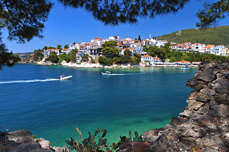 The harbour entrance, Skiathos Town © Panos - Flickr Creative Commons