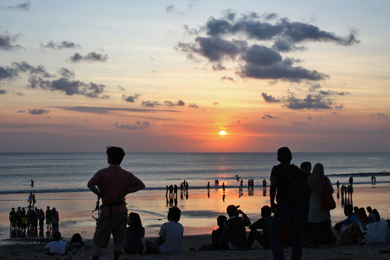 Watching the sunset on Kuta Beach © Mark Doliner - Flickr Creative Commons Watching the sunset on Kuta Beach © Mark Doliner - Flickr Creative Commons