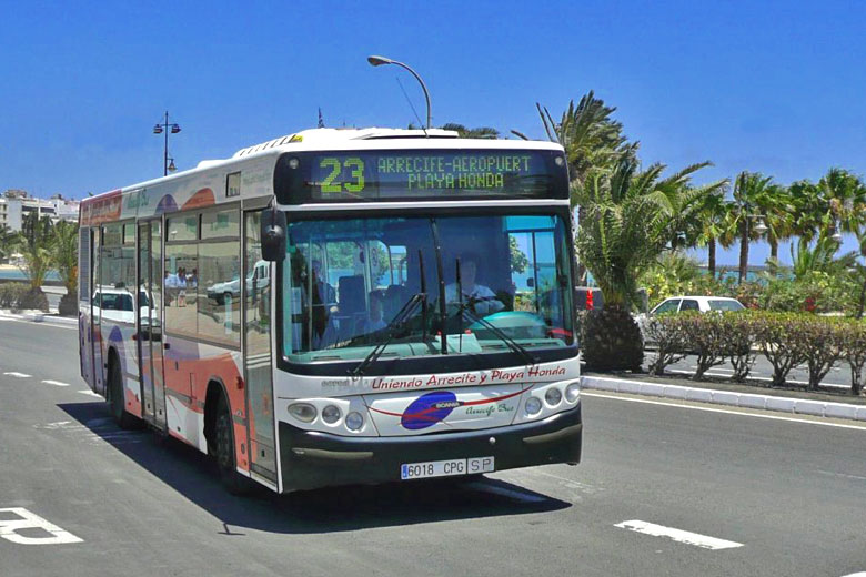 Airport bus Lanzarote © Andreas Steinhoff - Flickr Creative Commons