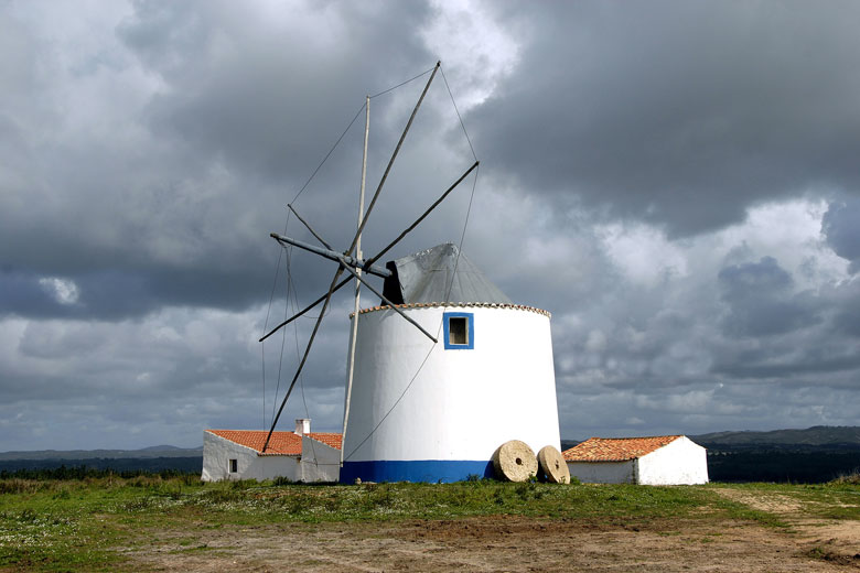 Algarve weather is cloudier in winter Algarve weather is cloudier in winter