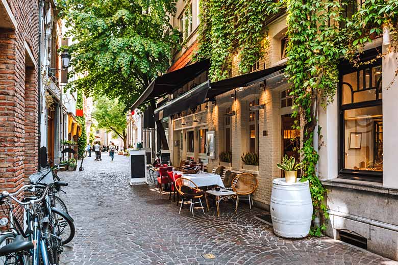 Cosy bar in the centre of the old town of Antwerp, Belgium © Ekaterina Belova - Adobe Stock Image Cosy bar in the centre of the old town of Antwerp, Belgium © Ekaterina Belova - Adobe Stock Image
