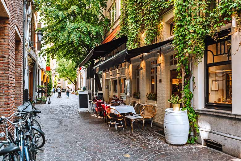 Cosy bar in the centre of the old town of Antwerp © Ekaterina Belova - stock.adobe.com