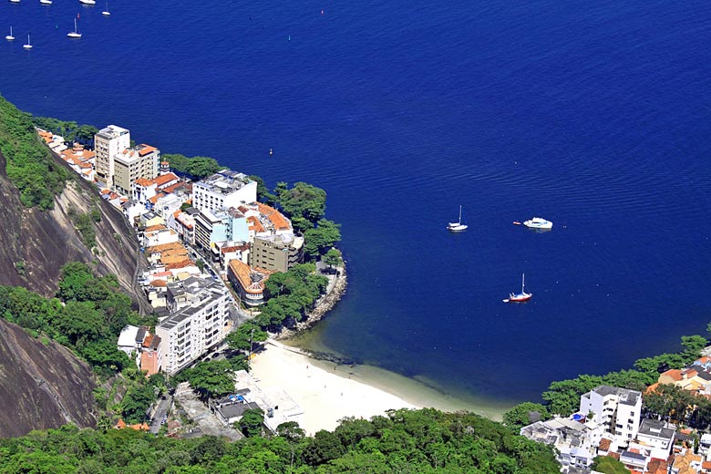 Secluded cove in Urca from the Sugarloaf cable car © Halleypo - Wikimedia Commons