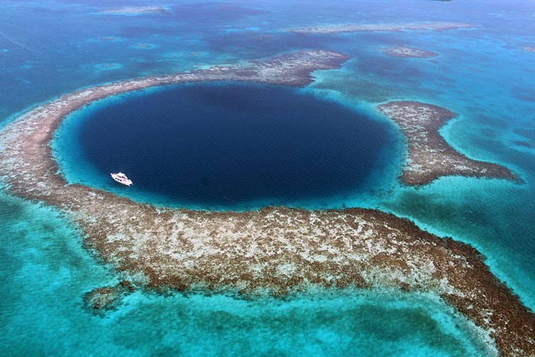 The Blue Hole of Belize © Eric Pheterson - Flickr Creative Commons
