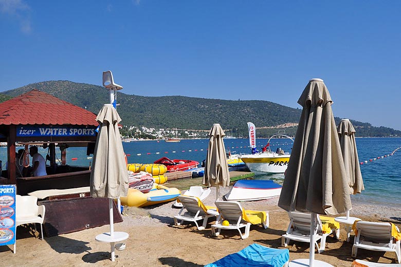 Typical decked beach club, Bodrum, Turkey © _DODO - Flickr Creative Commons