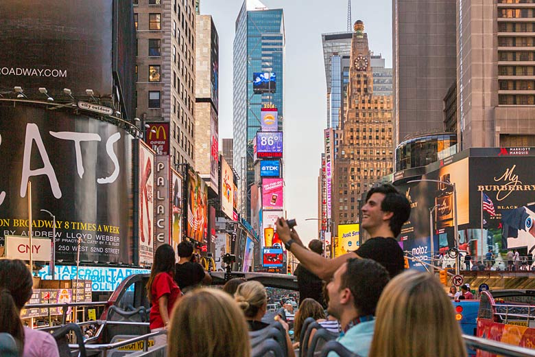 Bus tour along Broadway, New York City © Christopher Postlewaite - NYC & Company