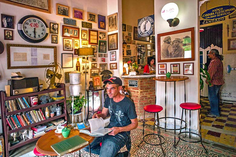 Cafe´-Museo Revolución, Santa Clara © Sueddeutsche Zeitung - Alamy Stock Photo Cafe´-Museo Revolución, Santa Clara © Sueddeutsche Zeitung - Alamy Stock Photo