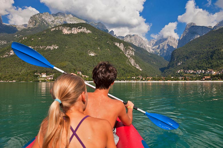 Canoeing on Lake Molveno, Italy © Hemis - Alamy Stock Photo