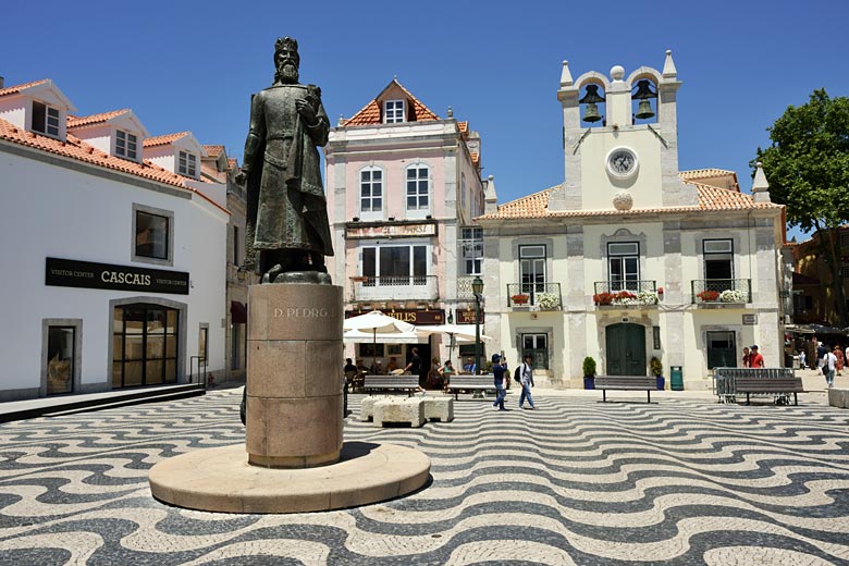 The wavy mosaics of central Cascais