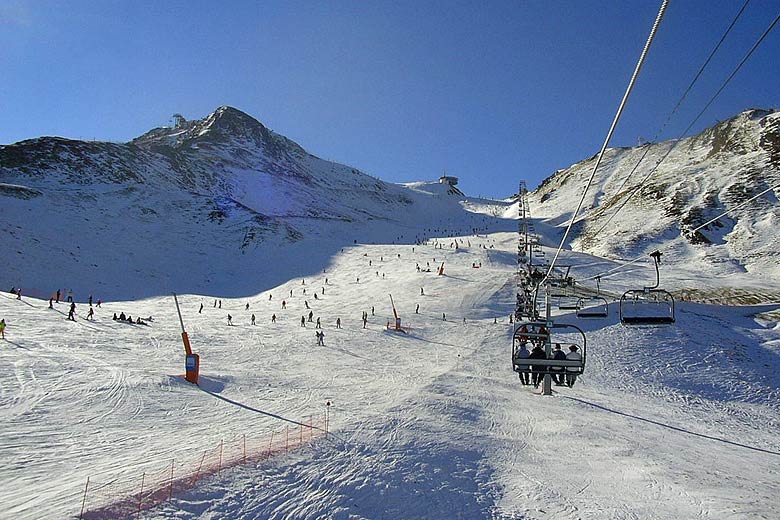 Riding up the Coll Blanc, Pas de la Casa, Andorra © Carlesmari - Wikimedia Commons