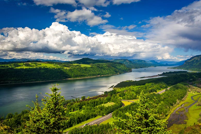 The Columbia River Gorge, Portland, Oregon, USA © jonbilous - Fotolia.com