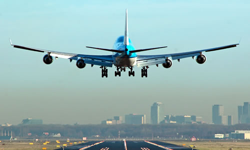Boeing 747 arriving at Amsterdam Schiphol Airport © Michael Winston Rosa / Shutterstock.com