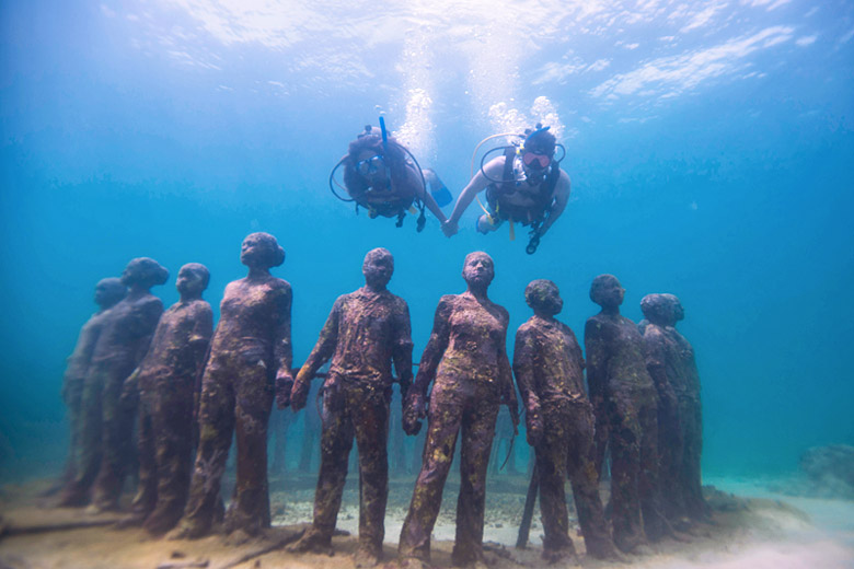 Diving through the Sculpture Park, Grenada Diving through the Sculpture Park, Grenada