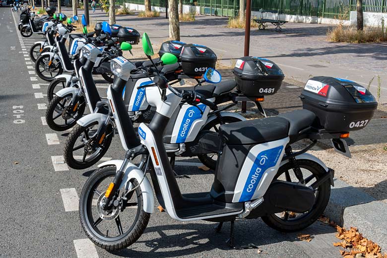 Hop on an electric Cooltra scooter Hop on an electric Cooltra scooter