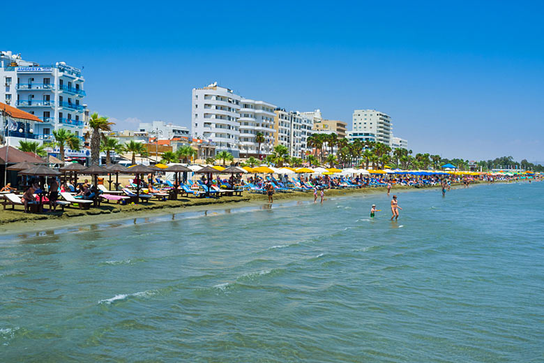 Finikoudes Beach, Larnaca © Evgeniy Fesenko - Dreamstime.com