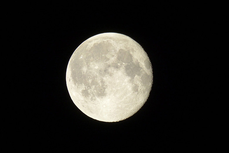 Full moon on a clear night © brom71 - Fotolia.com