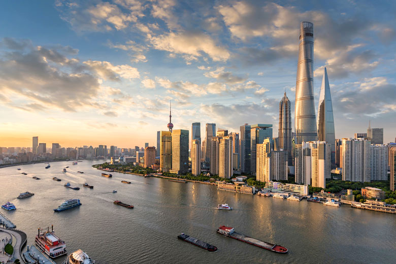 The Huangpu River flowing through Shanghai's financial district © Moorfushi - Fotolia.com