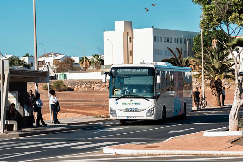 Intercity bus Lanzarote © Andy Clarke 2013 - Flickr Creative Commons