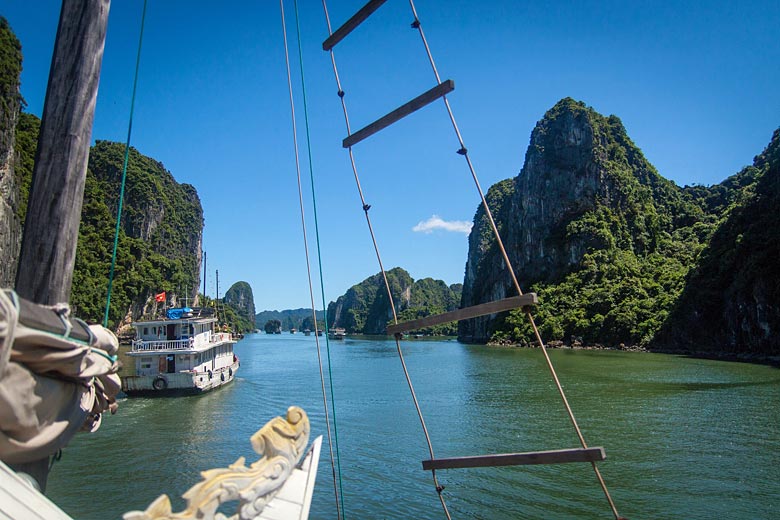 Cruising through the islands of Halong Bay © Guerretto - Wikimedia Commons
