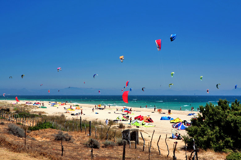 Kitesurfers and Sunbathers on Tarifa Beach, Costa de la Luz © Nick Stubbs - Shutterstock.com Kitesurfers and Sunbathers on Tarifa Beach, Costa de la Luz © Nick Stubbs - Shutterstock.com