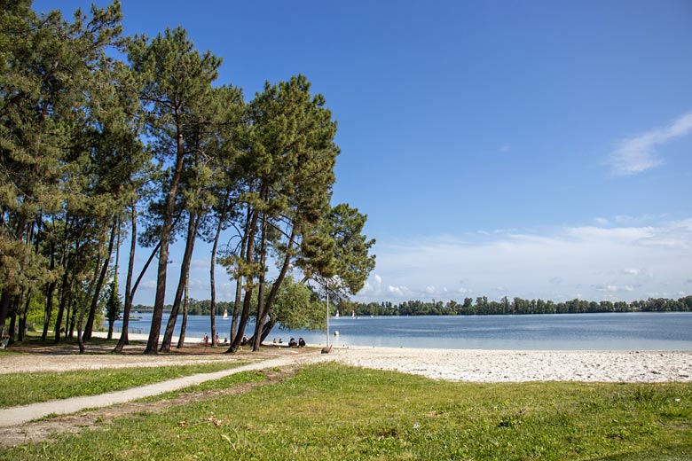 Find a sandy beach at Lac de Bordeaux