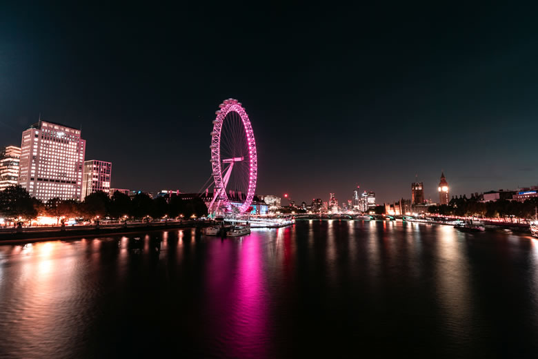 Night-time view of the lastminute.com London Eye