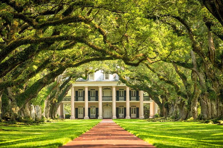 Oak Alley Plantation near New Orleans, a relic of Louisiana's dark past © f11photo - Fotolia.com