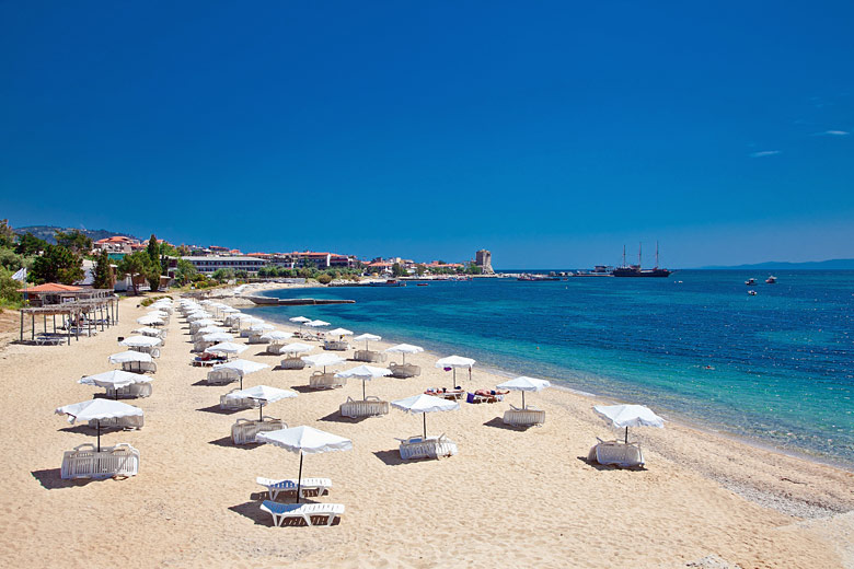 The soft, white sands of Ouranoupoli Beach