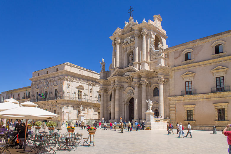 Piazza del Duomo and the historic baroque Cathedral of Syracuse © Ian Dagnall - Alamy Stock Photo