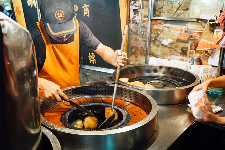 Black pepper buns at Raohe night market Black pepper buns at Raohe night market