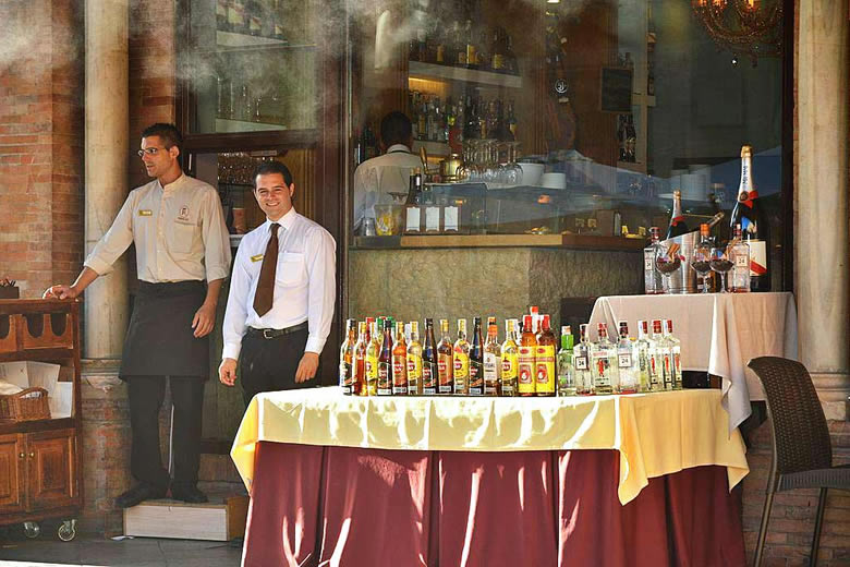 Robles Laredo, a favourite watering hole in Seville © Donald Scott Lee - Wikimedia Commons Robles Laredo, a favourite watering hole in Seville © Donald Scott Lee - Wikimedia Commons