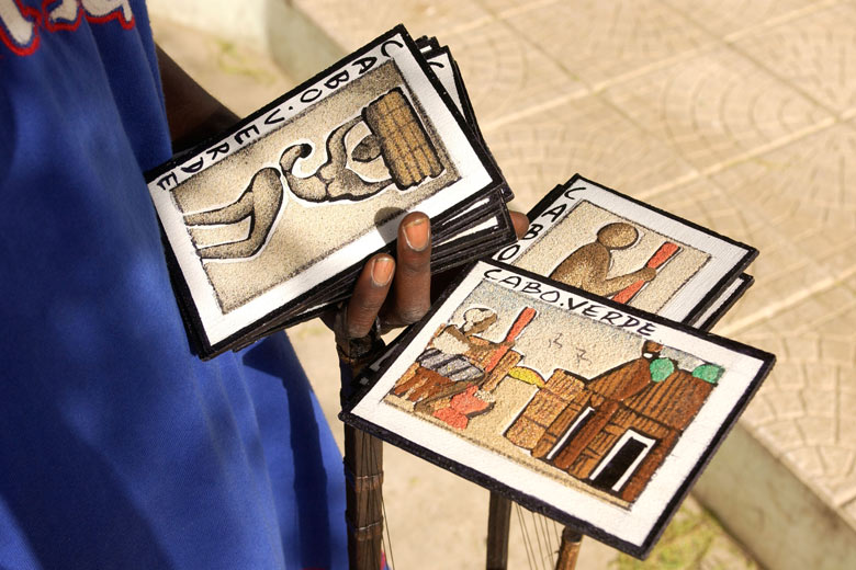 Local artist selling paintings © Joao Cabral - Alamy Stock Photo Local artist selling paintings © Joao Cabral - Alamy Stock Photo