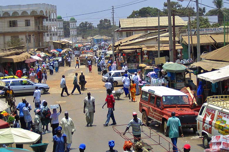 Town Centre Serrekunda, Gambia © Victoria Reay - Wikimedia Commons