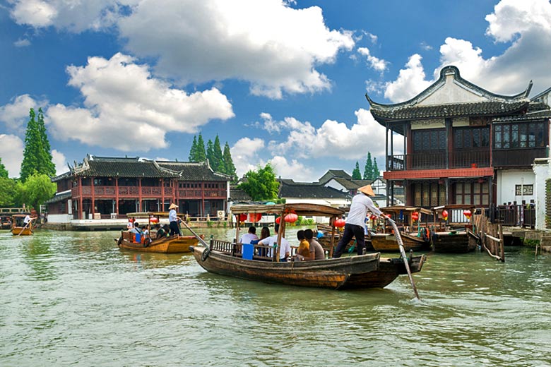 Sightseeing along the canals of Zhujiajiao Sightseeing along the canals of Zhujiajiao