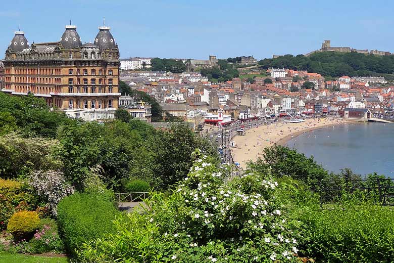 South Beach, Scarborough with hilltop castle © R44flyer - Flickr Creative Commons