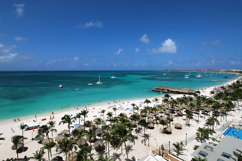 View of Palm Beach from the Riu Palace Hotel, Aruba - © <a href='https://www.flickr.com/photos/arielveganet/26668619464' target='new window o' rel='nofollow'>Ariel Vega Valenzuela</a> - Flickr <a href='https://creativecommons.org/licenses/by/2.0/' target='new window l' rel='nofollow'>CC BY 2.0</a>