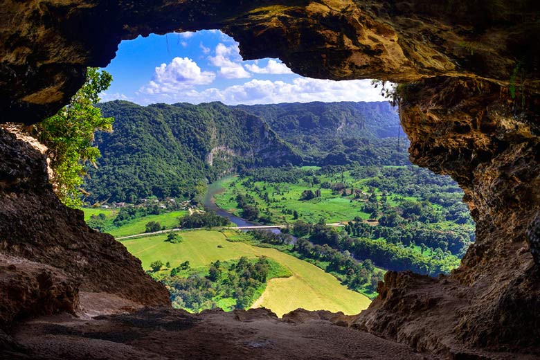 Window Cave near the Arecibo Observatory © Sharkhats - Flickr Creative Commons