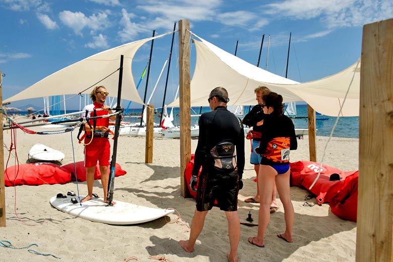 Windsurf briefing on the beach