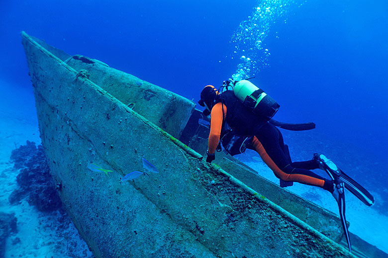 Wreck diving in Cuba © sdubrov - Fotolia.com