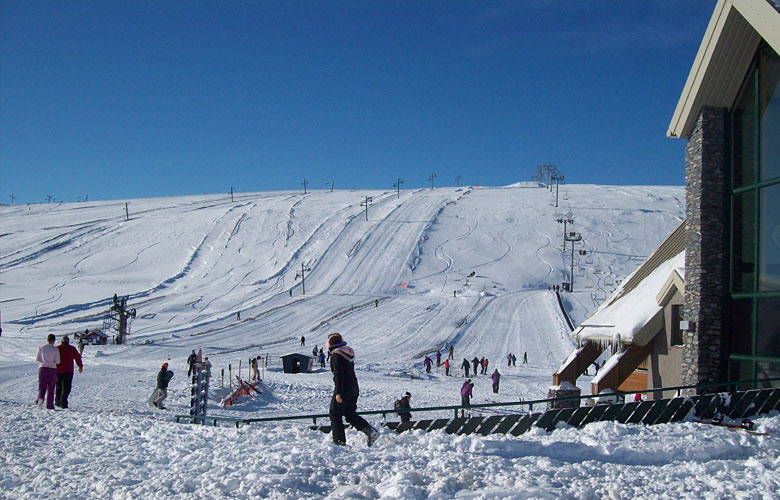Skiing at the Lecht Ski Centre, Scotland © Dunnock D - Flickr Creative Commons