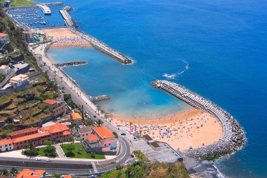 Man-made beaches, Calheta © Don Amaro - Wikimedia Commons Man-made beaches, Calheta © Don Amaro - Wikimedia Commons